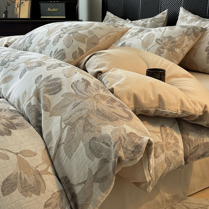 91家纺网 家纺一手货源 找家纺 莱茵家居 2025秋冬新款复古A类简约60S色织大提花磨毛四件套 萦花-亚麻卡