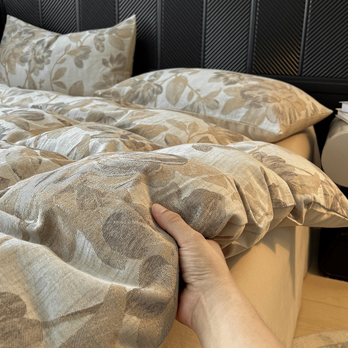 91家纺网 家纺一手货源 找家纺 莱茵家居 2025秋冬新款复古A类简约60S色织大提花磨毛四件套 萦花-亚麻卡