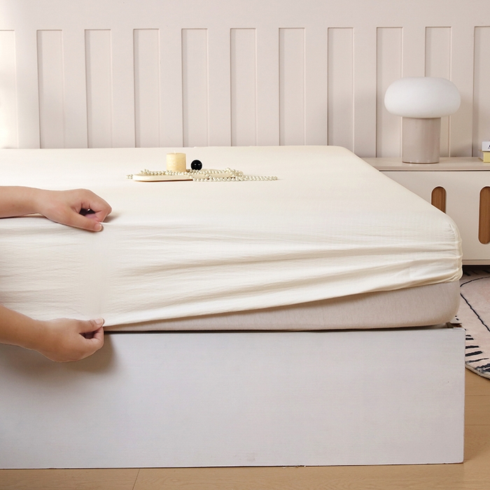 91家纺网 家纺一手货源 找家纺 一诺家居 2025新款A类云感双层纱纯色床笠针织棉母婴级裸睡床笠三件套 量大可优惠 奶昔白