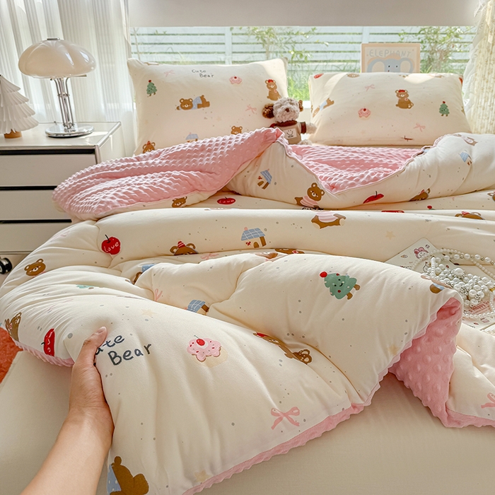 91家纺网 家纺一手货源 找家纺 天瑜家纺 2025新款针织棉豆豆绒大豆被冬被被子被芯 可爱熊粉