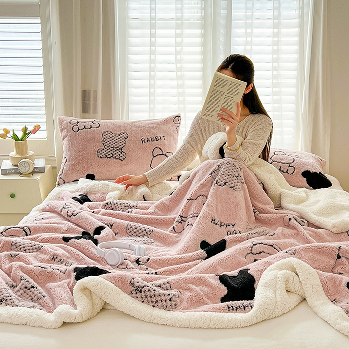 91家纺网 家纺一手货源 找家纺 欧邦 2025新款A类舒棉绒毛毯盖毯毯子-可可熊 可可熊-浅粉