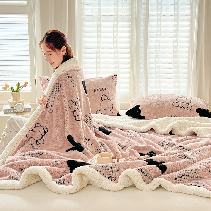 91家纺网 家纺一手货源 找家纺 欧邦 2025新款A类舒棉绒毛毯盖毯毯子-可可熊 可可熊-浅粉