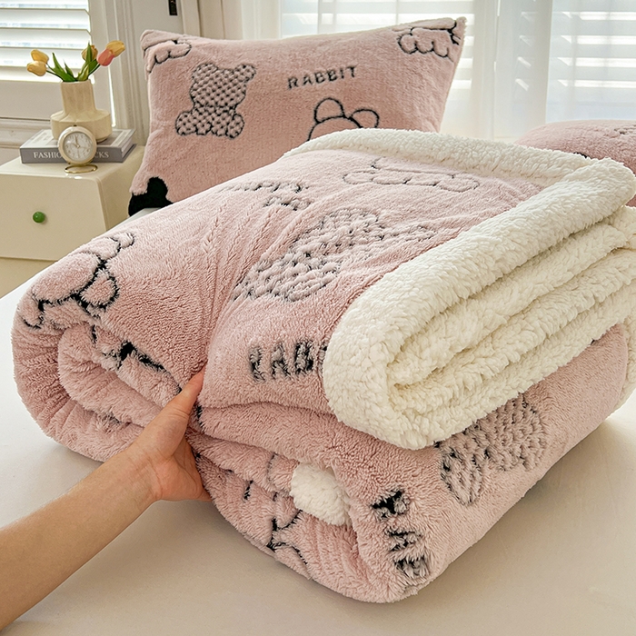 91家纺网 家纺一手货源 找家纺 欧邦 2025新款A类舒棉绒毛毯盖毯毯子-可可熊 可可熊-浅粉