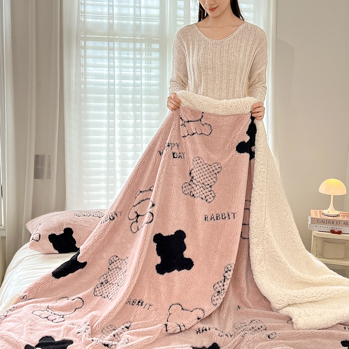 91家纺网 家纺一手货源 找家纺 欧邦 2025新款A类舒棉绒毛毯盖毯毯子-可可熊 可可熊-浅粉