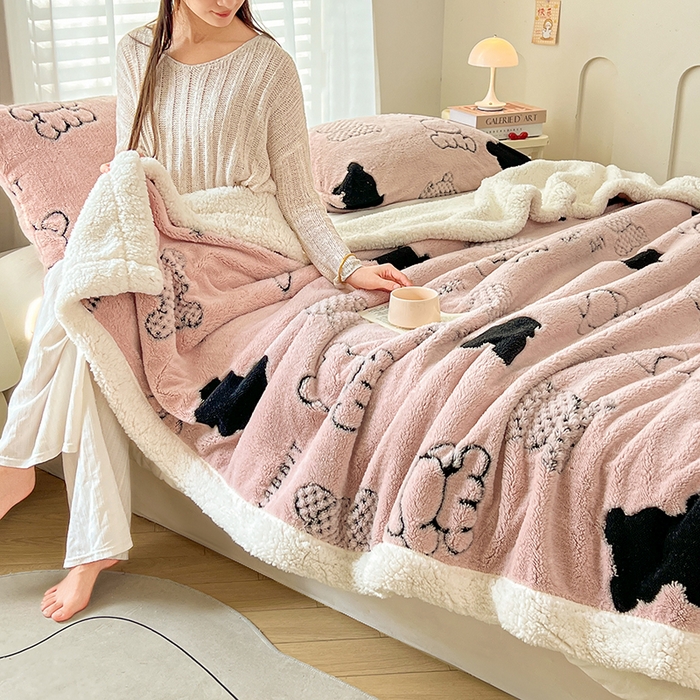 91家纺网 家纺一手货源 找家纺 欧邦 2025新款A类舒棉绒毛毯盖毯毯子-可可熊 可可熊-浅粉