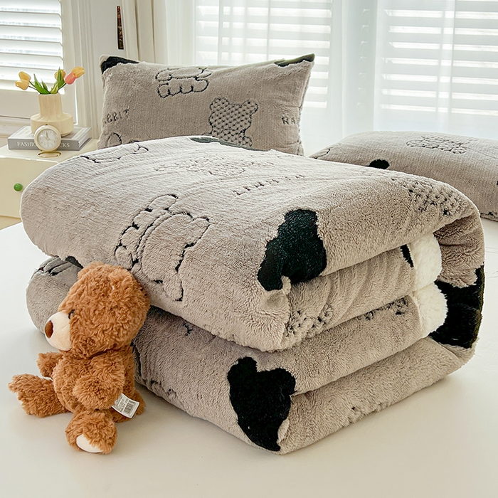 91家纺网 家纺一手货源 找家纺 欧邦 2025新款A类舒棉绒毛毯盖毯毯子-可可熊 可可熊-灰色