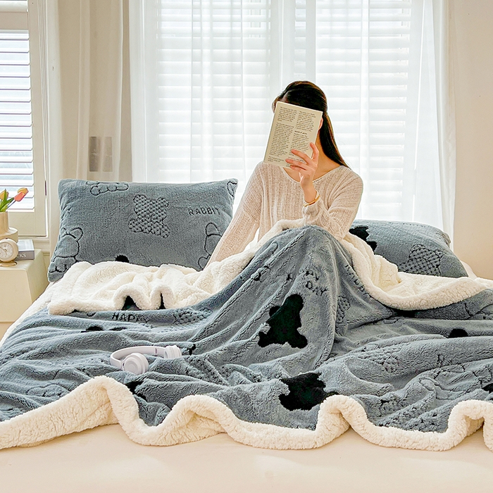 91家纺网 家纺一手货源 找家纺 欧邦 2025新款A类舒棉绒毛毯盖毯毯子-可可熊 可可熊-蓝灰