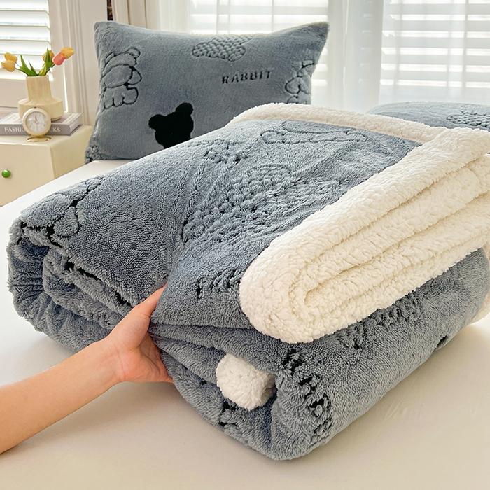 91家纺网 家纺一手货源 找家纺 欧邦 2025新款A类舒棉绒毛毯盖毯毯子-可可熊 可可熊-蓝灰