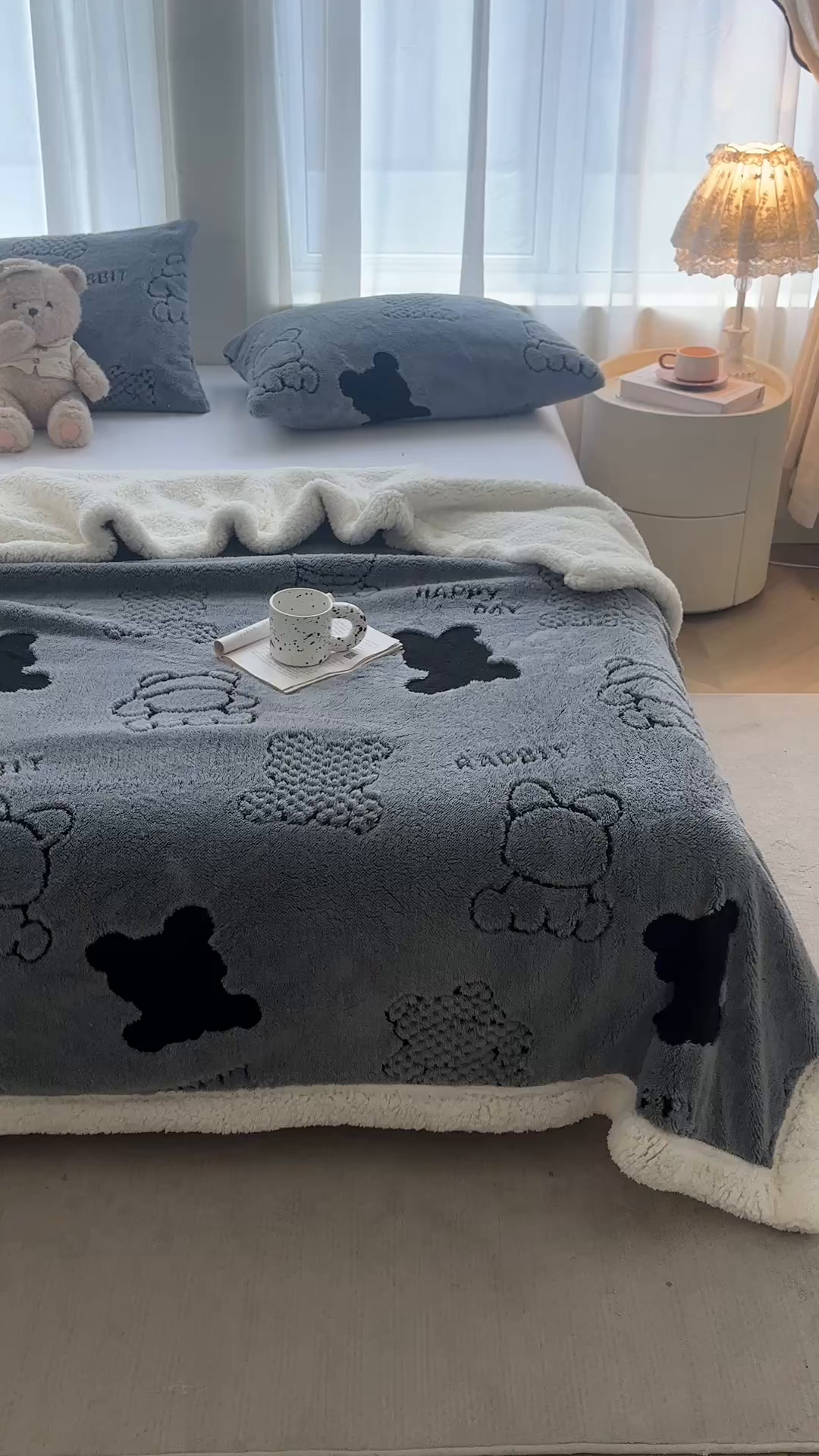 91家纺网 家纺一手货源 找家纺 欧邦 2025新款A类舒棉绒毛毯盖毯毯子-可可熊 可可熊-蓝灰