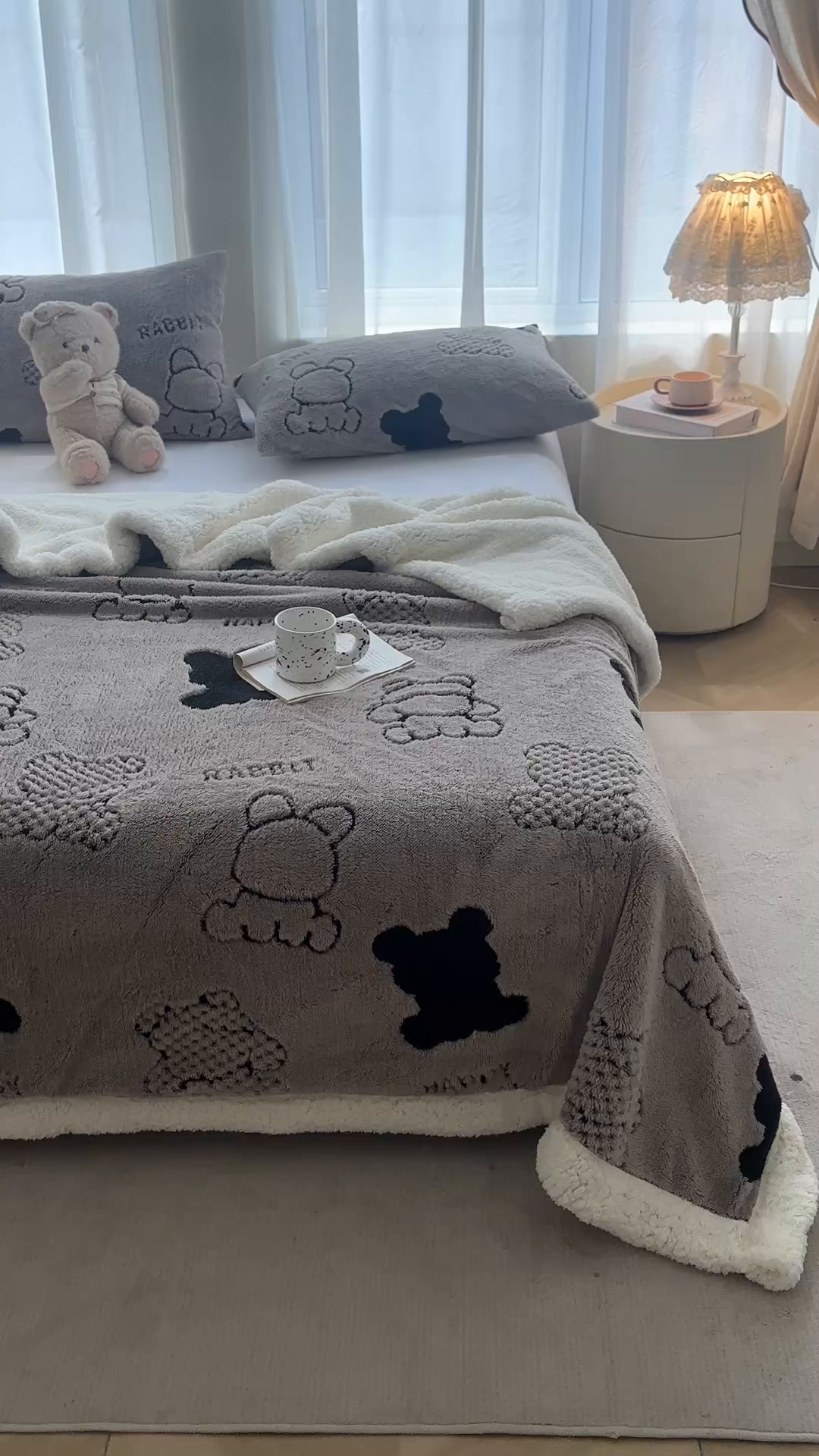 91家纺网 家纺一手货源 找家纺 欧邦 2025新款A类舒棉绒毛毯盖毯毯子-可可熊 可可熊-灰色