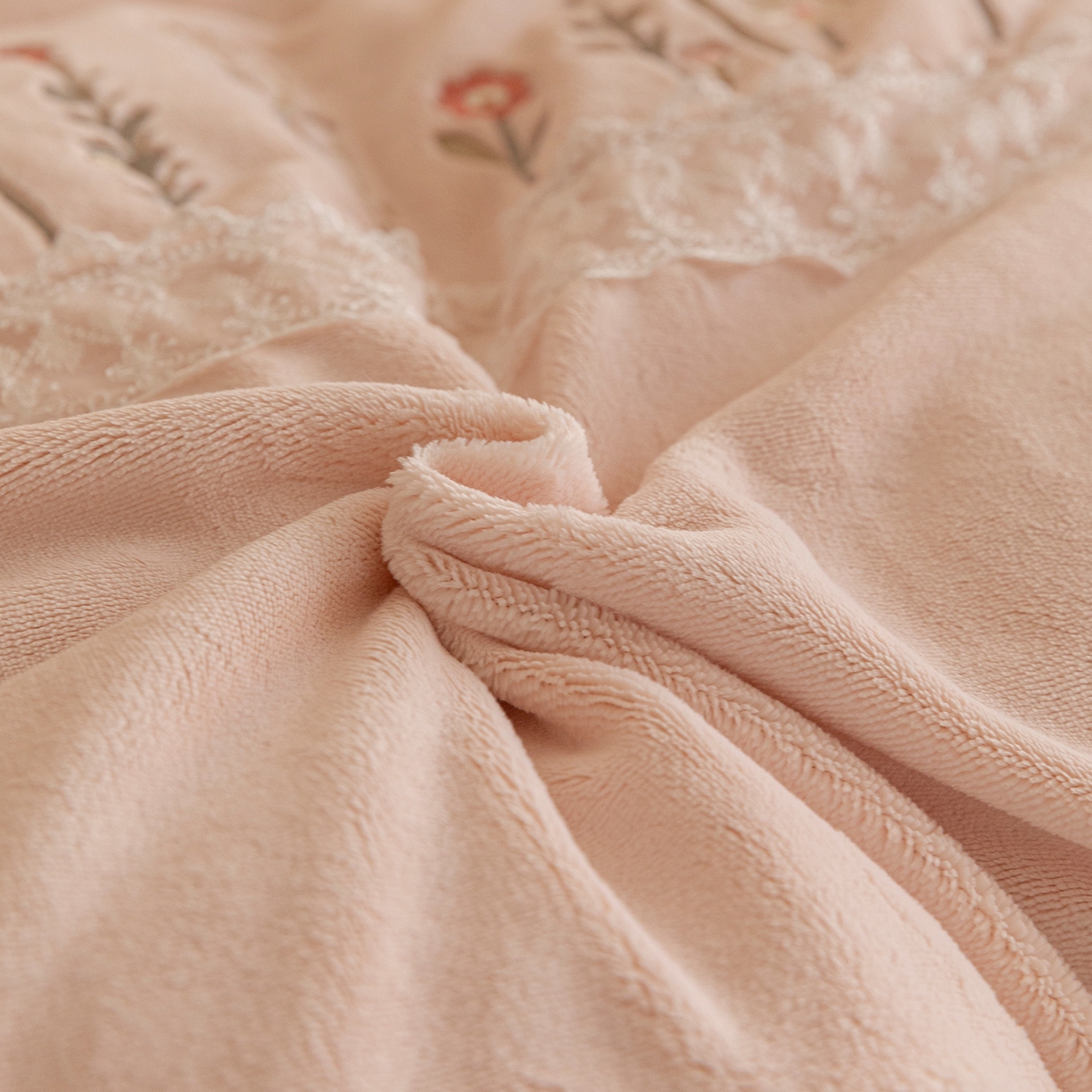 91家纺网 家纺一手货源 找家纺 （总）艾唯希家纺 2025新款高端全消光公主绒工艺四件套牛奶绒-花意