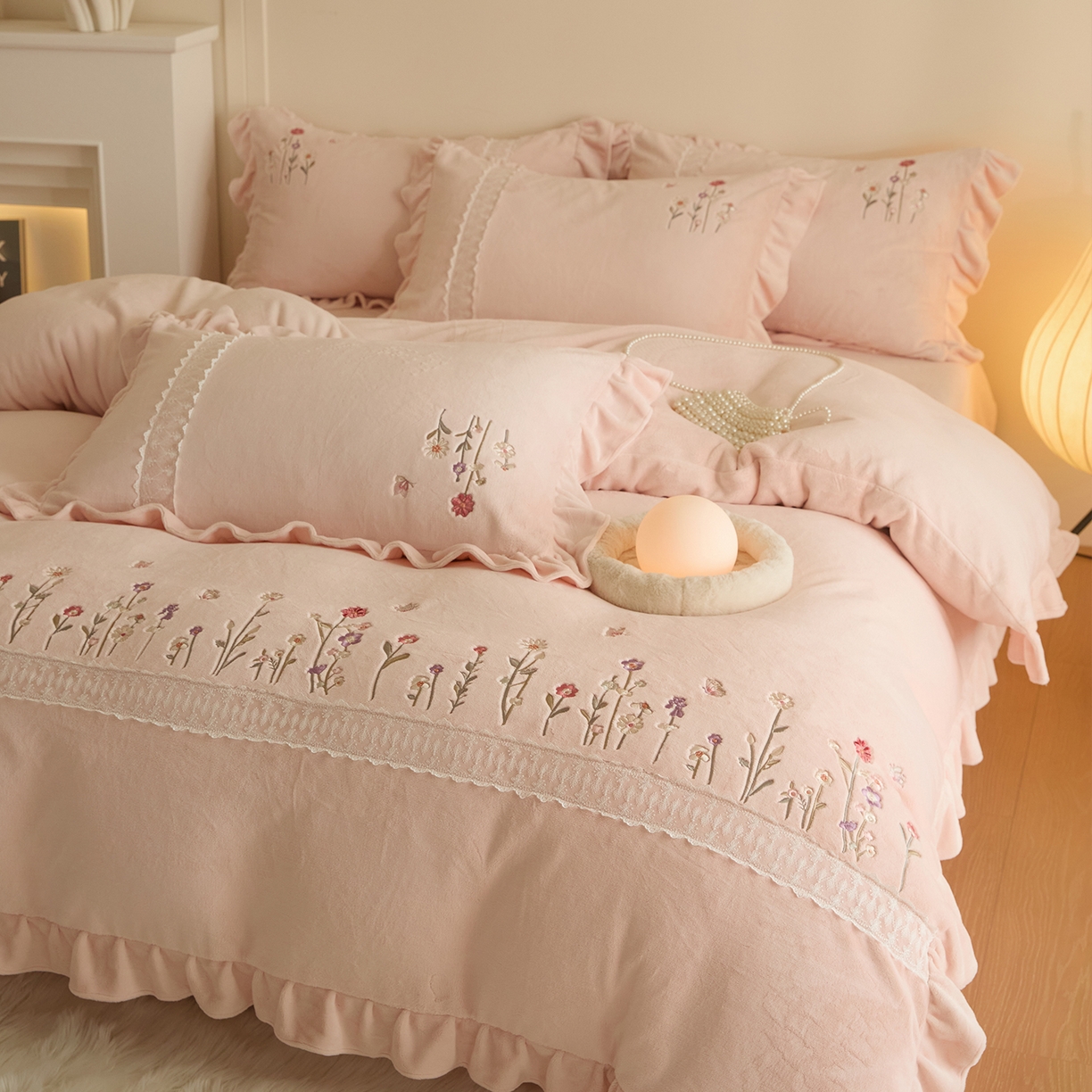 91家纺网 家纺一手货源 找家纺 （总）艾唯希家纺 2025新款高端全消光公主绒工艺四件套牛奶绒-花意