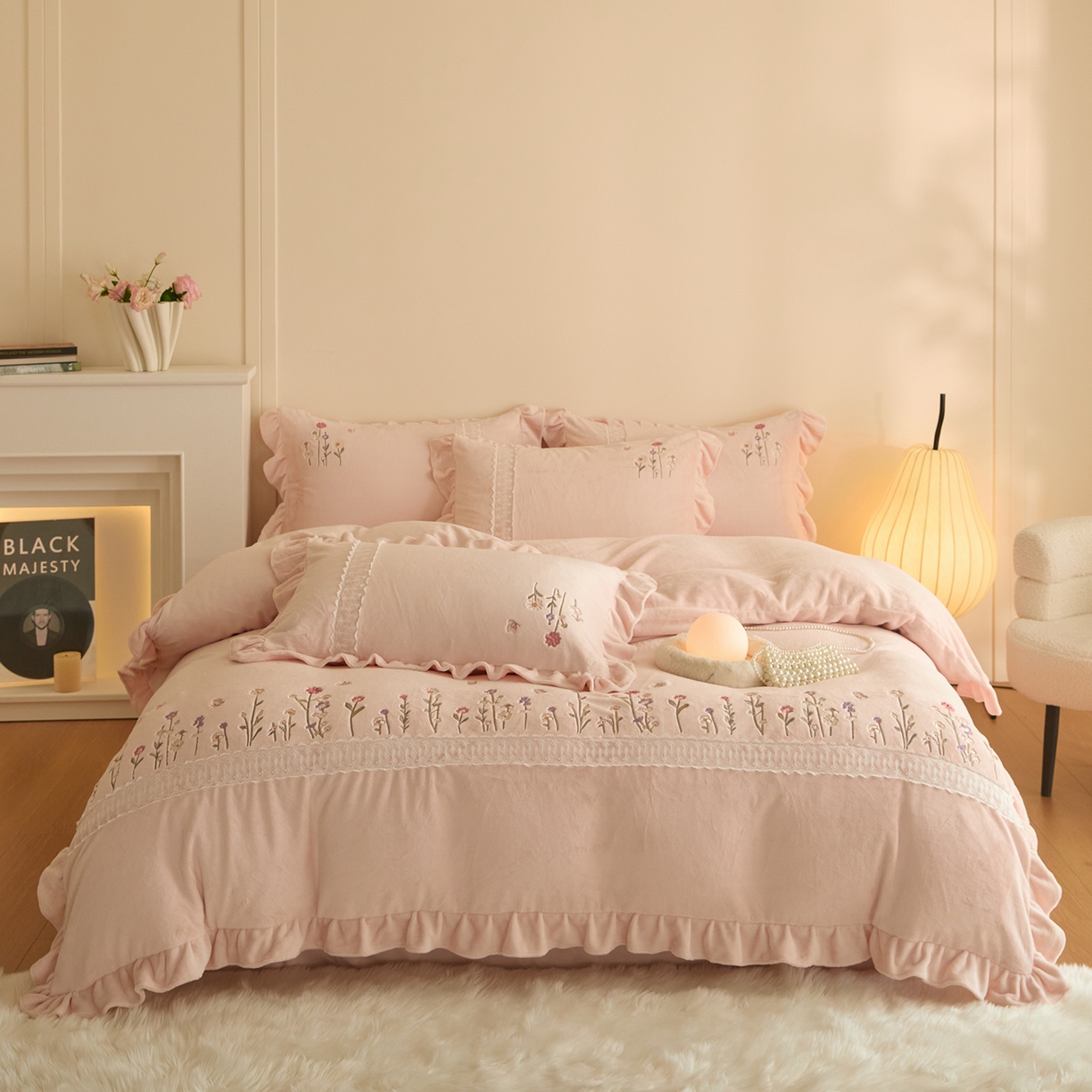 91家纺网 家纺一手货源 找家纺 艾唯希家纺 2025新款高端全消光公主绒工艺四件套-花意 花意-粉