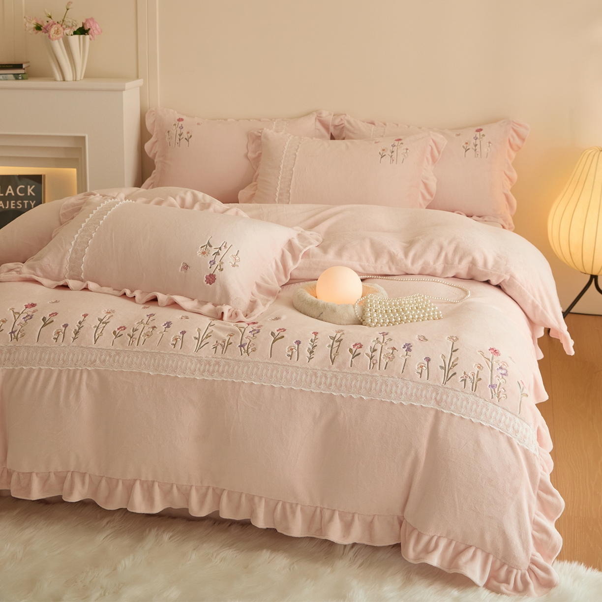 91家纺网 家纺一手货源 找家纺 艾唯希家纺 2025新款高端全消光公主绒工艺四件套-花意 花意-粉