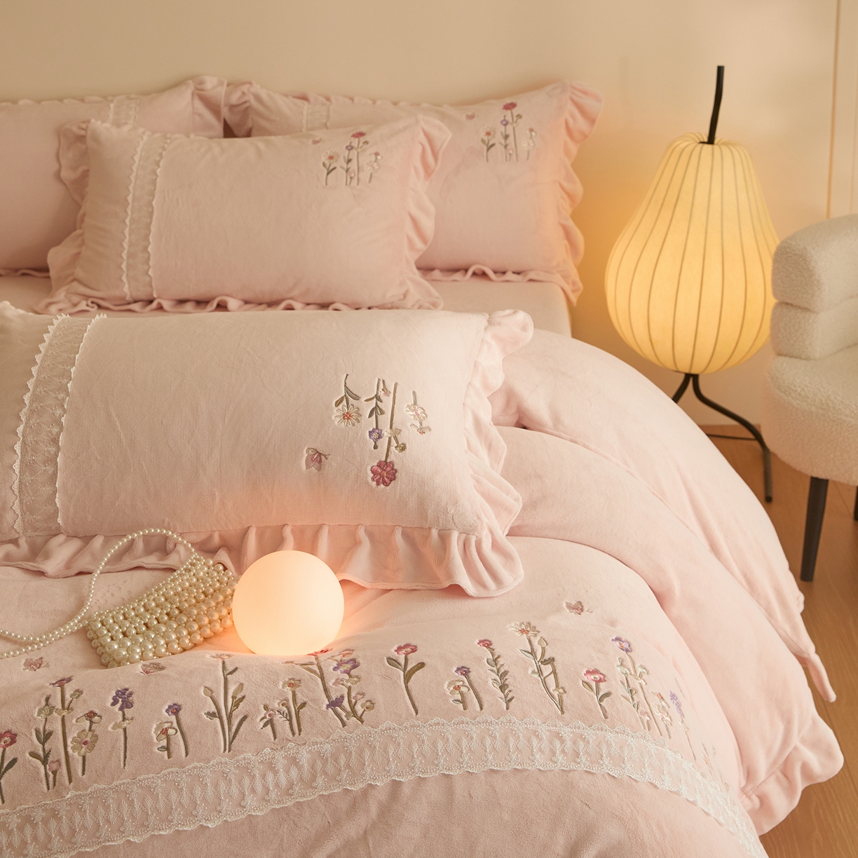 91家纺网 家纺一手货源 找家纺 艾唯希家纺 2025新款高端全消光公主绒工艺四件套-花意 花意-粉