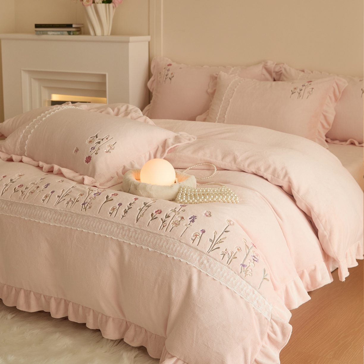 91家纺网 家纺一手货源 找家纺 艾唯希家纺 2025新款高端全消光公主绒工艺四件套-花意 花意-粉