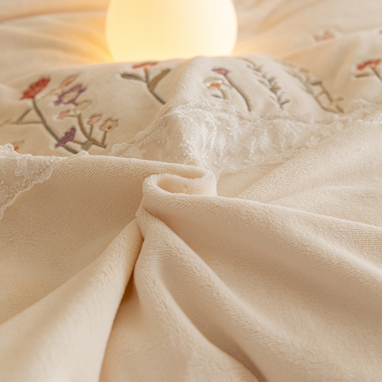 91家纺网 家纺一手货源 找家纺 艾唯希家纺 2025新款高端全消光公主绒工艺四件套-花意 花意-奶酪