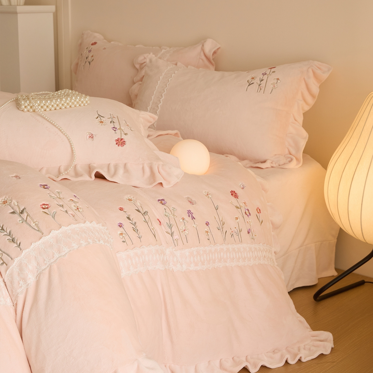 91家纺网 家纺一手货源 找家纺 艾唯希家纺 2025新款高端全消光公主绒工艺四件套-花意 花意-粉