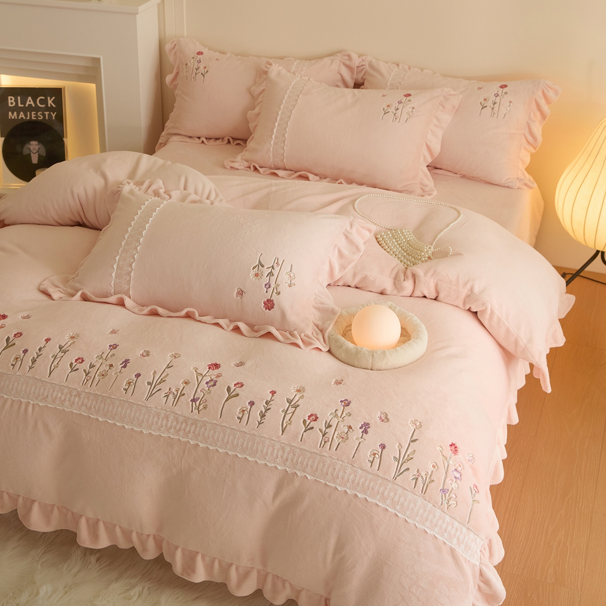 91家纺网 家纺一手货源 找家纺 艾唯希家纺 2025新款高端全消光公主绒工艺四件套-花意 花意-粉