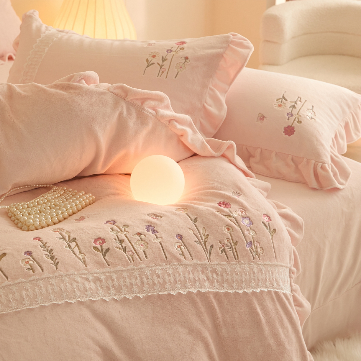 91家纺网 家纺一手货源 找家纺 艾唯希家纺 2025新款高端全消光公主绒工艺四件套-花意 花意-粉