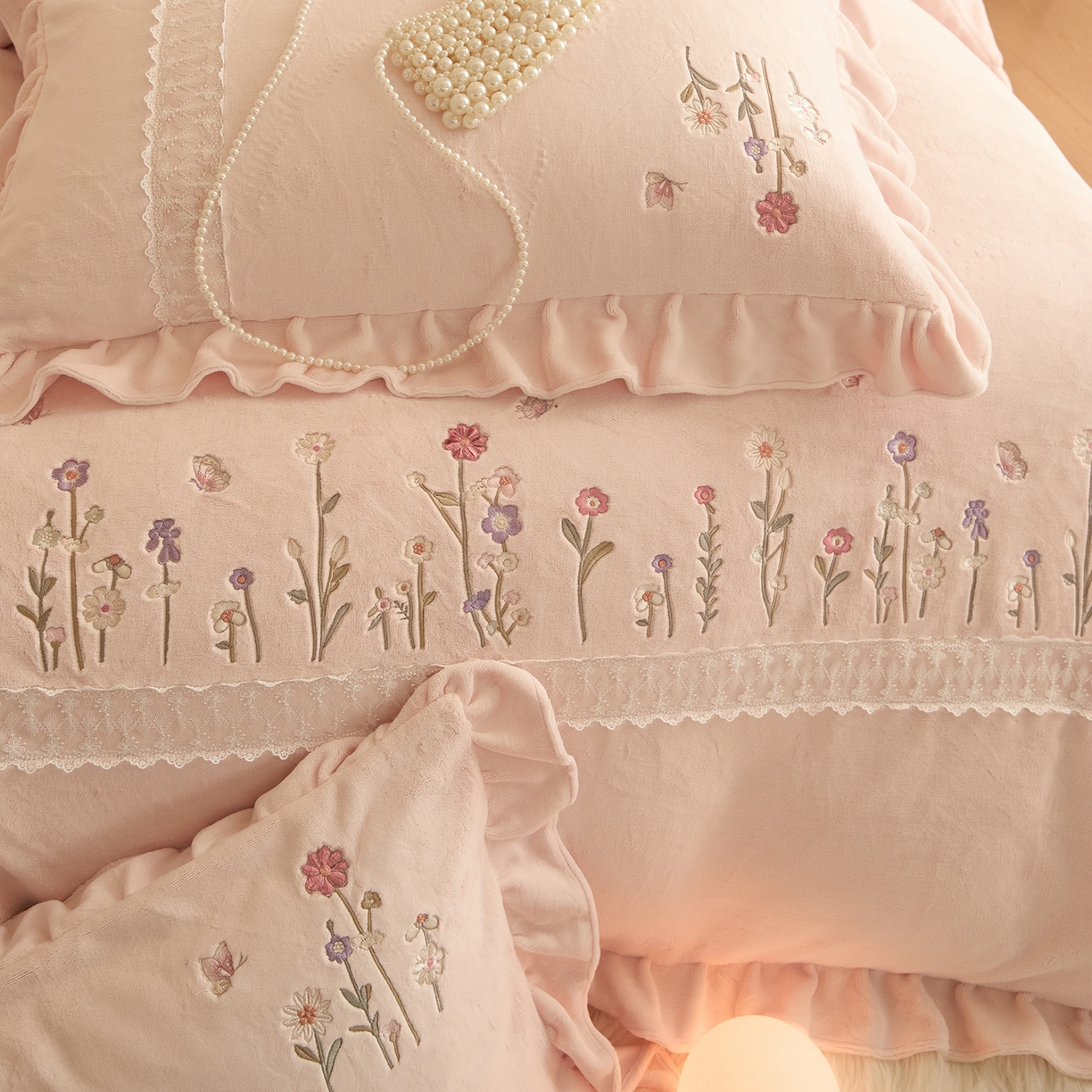 91家纺网 家纺一手货源 找家纺 艾唯希家纺 2025新款高端全消光公主绒工艺四件套-花意 花意-粉