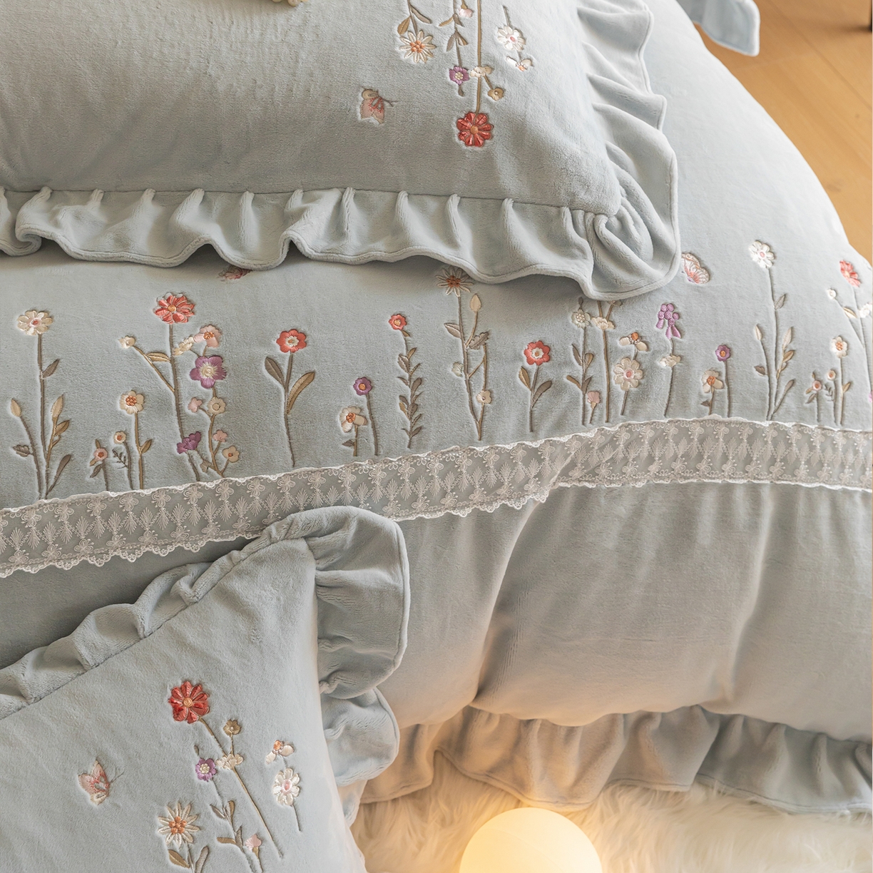 91家纺网 家纺一手货源 找家纺 艾唯希家纺 2025新款高端全消光公主绒工艺四件套-花意 花意-蓝