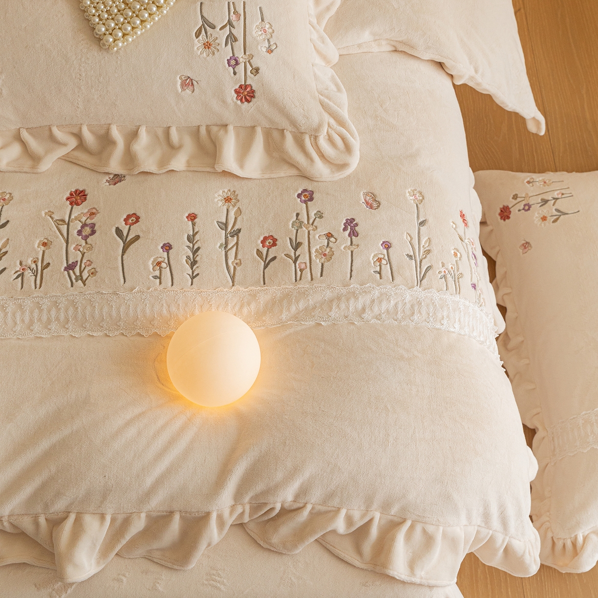 91家纺网 家纺一手货源 找家纺 艾唯希家纺 2025新款高端全消光公主绒工艺四件套-花意 花意-奶酪