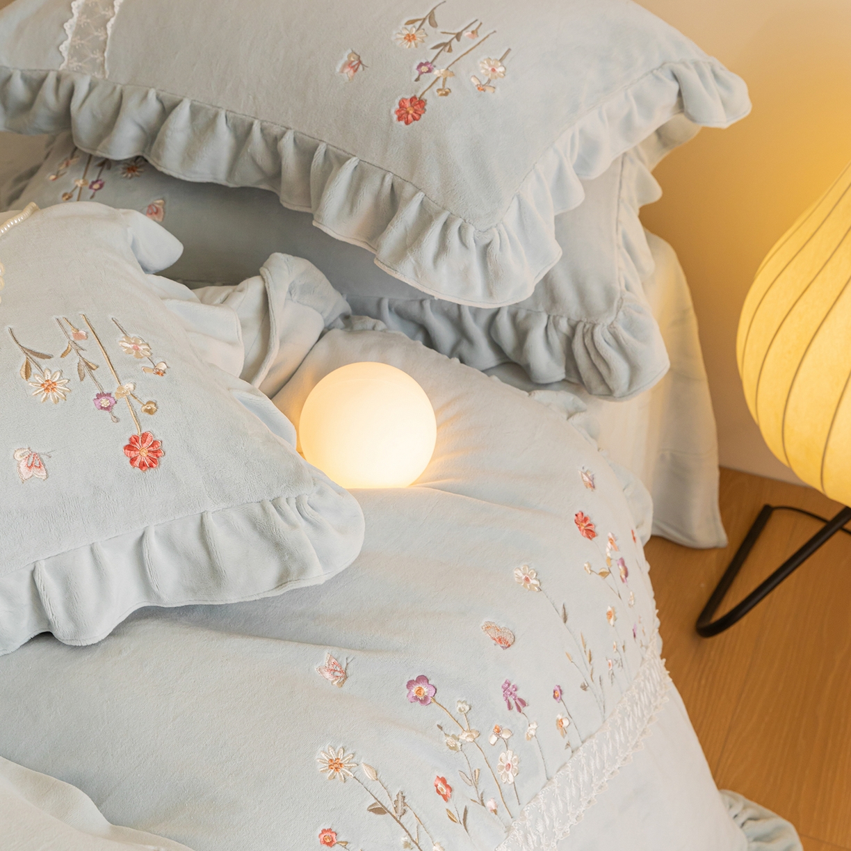 91家纺网 家纺一手货源 找家纺 艾唯希家纺 2025新款高端全消光公主绒工艺四件套-花意 花意-蓝