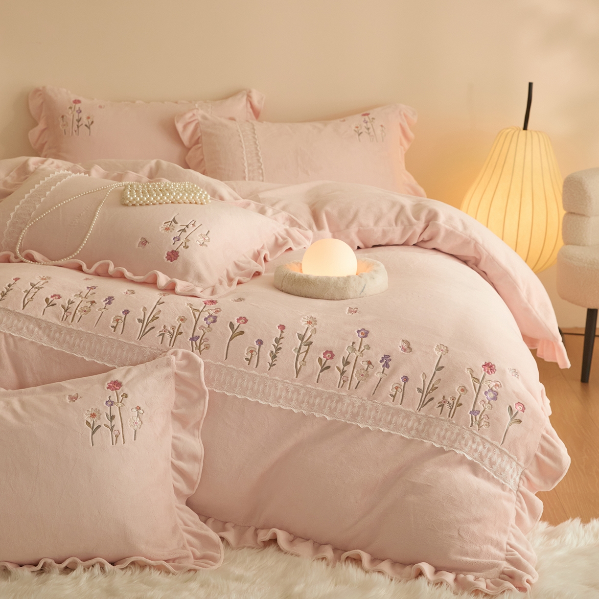 91家纺网 家纺一手货源 找家纺 艾唯希家纺 2025新款高端全消光公主绒工艺四件套-花意 花意-粉