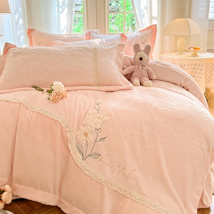 91家纺网 家纺一手货源 找家纺 （总）艾唯希家纺 2025新款韩式牛奶雕花绒工艺全消光立体刺绣公主风四件套-忆江南