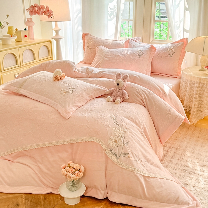 91家纺网 家纺一手货源 找家纺 （总）艾唯希家纺 2025新款韩式牛奶雕花绒工艺全消光立体刺绣公主风四件套-忆江南