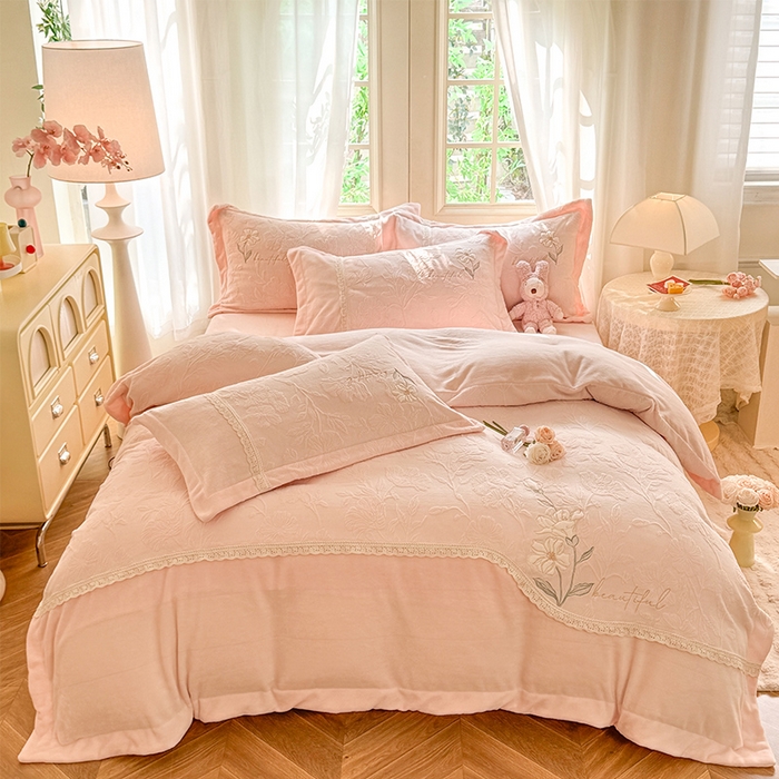 91家纺网 家纺一手货源 找家纺 （总）艾唯希家纺 2025新款韩式牛奶雕花绒工艺全消光立体刺绣公主风四件套-忆江南