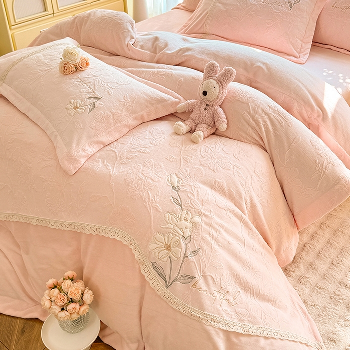 91家纺网 家纺一手货源 找家纺 （总）艾唯希家纺 2025新款韩式牛奶雕花绒工艺全消光立体刺绣公主风四件套-忆江南