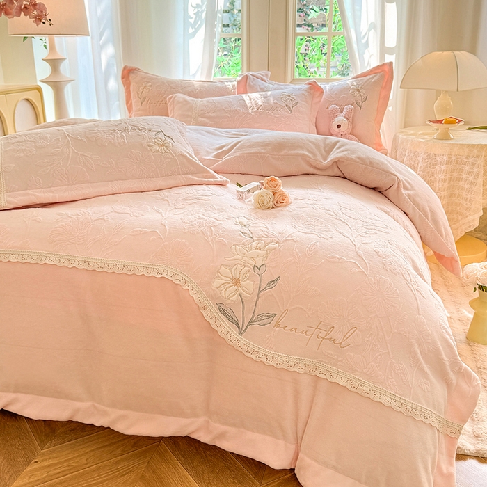 91家纺网 家纺一手货源 找家纺 （总）艾唯希家纺 2025新款韩式牛奶雕花绒工艺全消光立体刺绣公主风四件套-忆江南