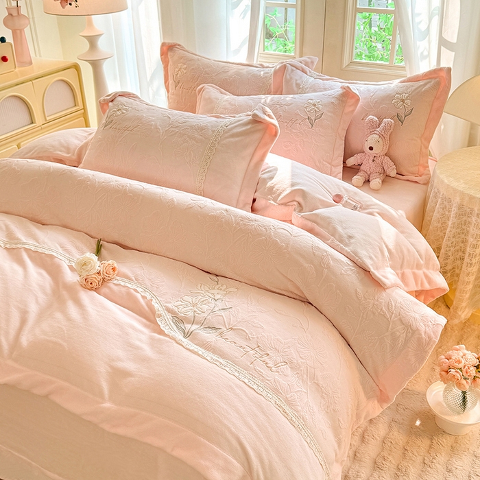 91家纺网 家纺一手货源 找家纺 艾唯希家纺 2025新款韩式牛奶雕花绒工艺全消光立体刺绣公主风四件套-忆江南 忆江南-粉