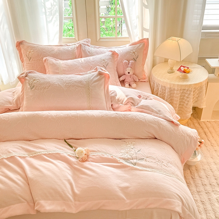 91家纺网 家纺一手货源 找家纺 艾唯希家纺 2025新款韩式牛奶雕花绒工艺全消光立体刺绣公主风四件套-忆江南 忆江南-粉