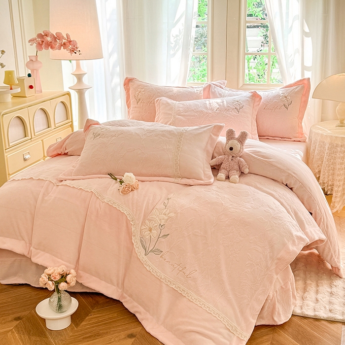 91家纺网 家纺一手货源 找家纺 艾唯希家纺 2025新款韩式牛奶雕花绒工艺全消光立体刺绣公主风四件套-忆江南 忆江南-粉