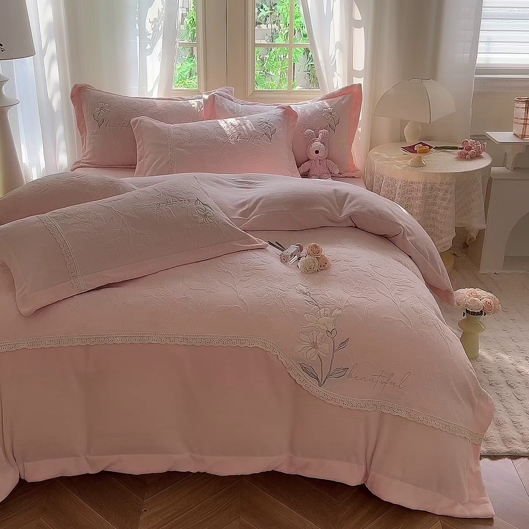 91家纺网 家纺一手货源 找家纺 艾唯希家纺 2025新款韩式牛奶雕花绒工艺全消光立体刺绣公主风四件套-忆江南 忆江南-粉