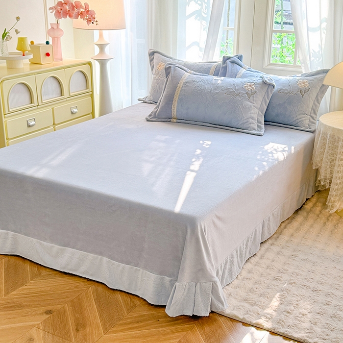 91家纺网 家纺一手货源 找家纺 艾唯希家纺 2025新款韩式牛奶雕花绒工艺全消光立体刺绣公主风四件套-忆江南 忆江南-蓝