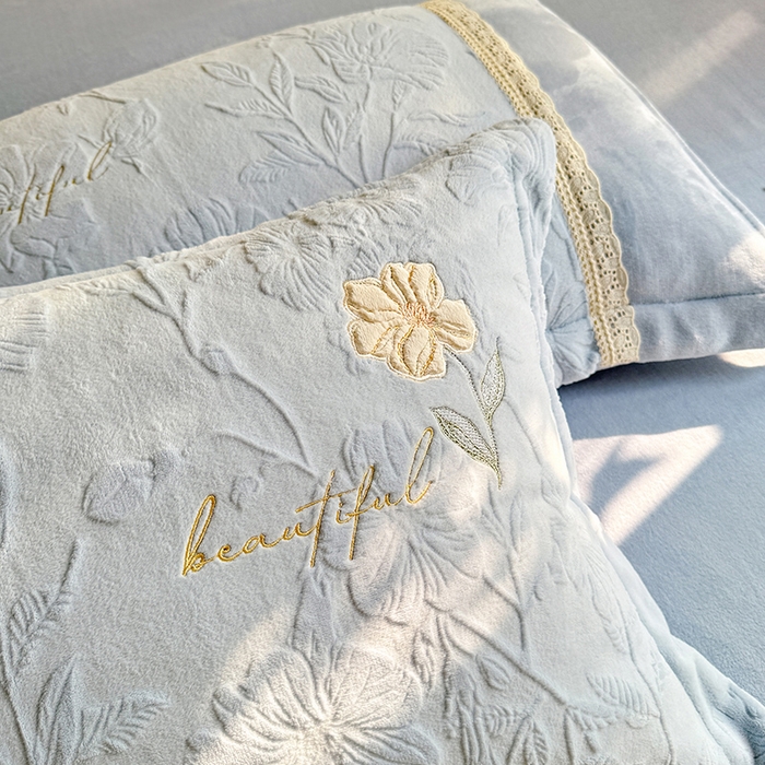 91家纺网 家纺一手货源 找家纺 艾唯希家纺 2025新款韩式牛奶雕花绒工艺全消光立体刺绣公主风四件套-忆江南 忆江南-蓝