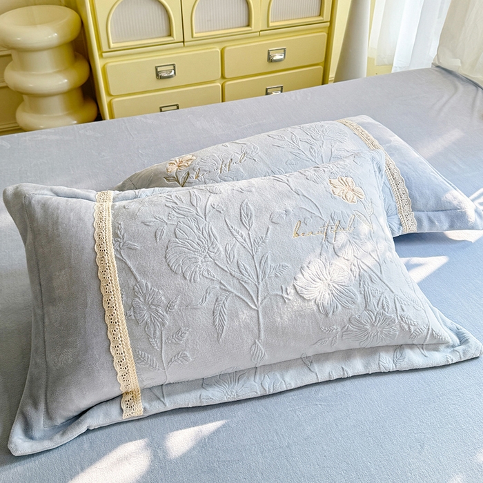 91家纺网 家纺一手货源 找家纺 艾唯希家纺 2025新款韩式牛奶雕花绒工艺全消光立体刺绣公主风四件套-忆江南 忆江南-蓝