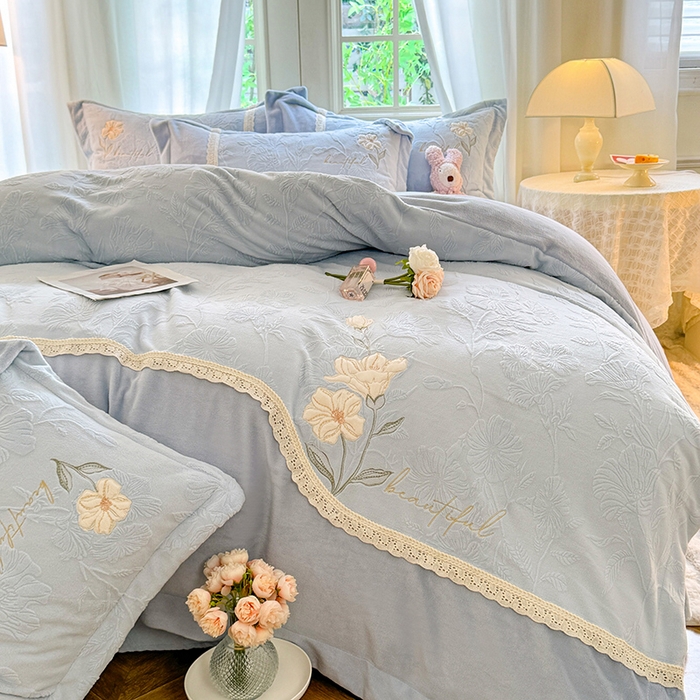 91家纺网 家纺一手货源 找家纺 艾唯希家纺 2025新款韩式牛奶雕花绒工艺全消光立体刺绣公主风四件套-忆江南 忆江南-蓝