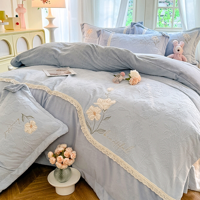 91家纺网 家纺一手货源 找家纺 艾唯希家纺 2025新款韩式牛奶雕花绒工艺全消光立体刺绣公主风四件套-忆江南 忆江南-蓝