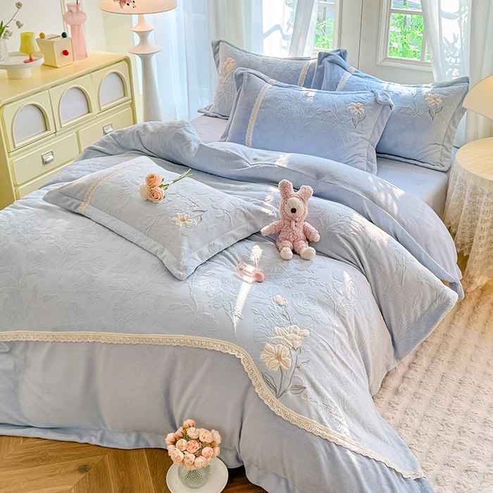 91家纺网 家纺一手货源 找家纺 艾唯希家纺 2025新款韩式牛奶雕花绒工艺全消光立体刺绣公主风四件套-忆江南 忆江南-蓝