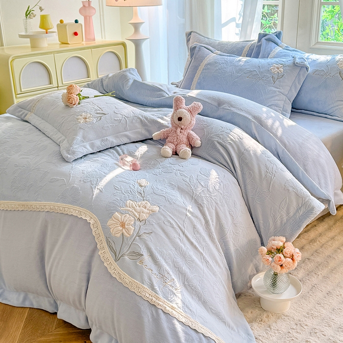 91家纺网 家纺一手货源 找家纺 艾唯希家纺 2025新款韩式牛奶雕花绒工艺全消光立体刺绣公主风四件套-忆江南 忆江南-蓝