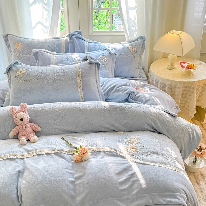 91家纺网 家纺一手货源 找家纺 艾唯希家纺 2025新款韩式牛奶雕花绒工艺全消光立体刺绣公主风四件套-忆江南 忆江南-蓝