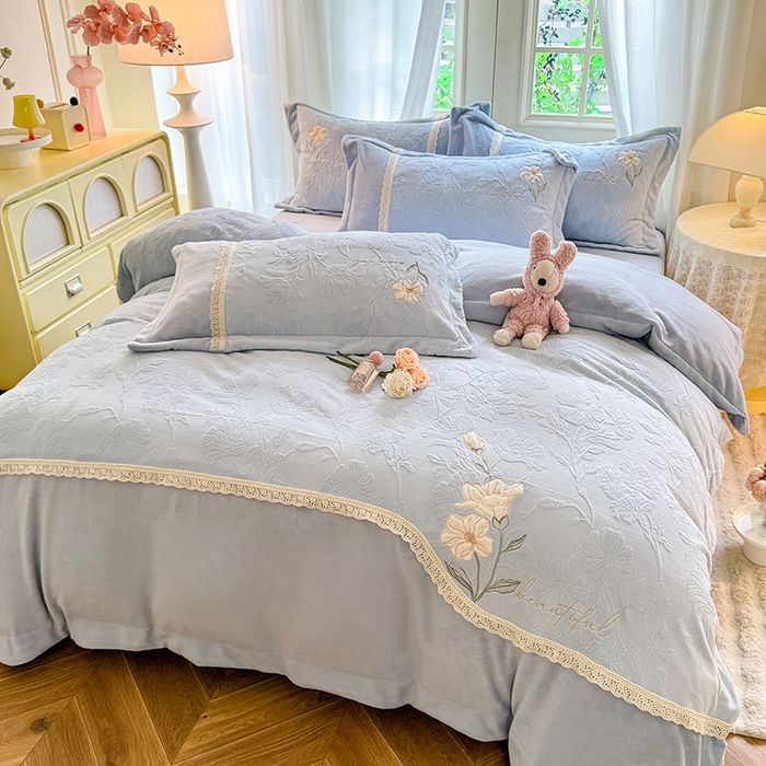 91家纺网 家纺一手货源 找家纺 艾唯希家纺 2025新款韩式牛奶雕花绒工艺全消光立体刺绣公主风四件套-忆江南 忆江南-蓝