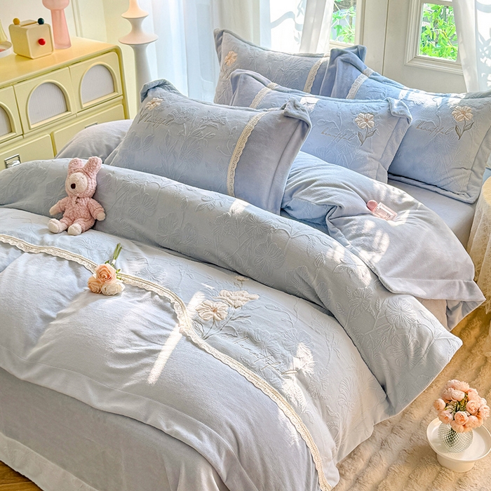 91家纺网 家纺一手货源 找家纺 艾唯希家纺 2025新款韩式牛奶雕花绒工艺全消光立体刺绣公主风四件套-忆江南 忆江南-蓝