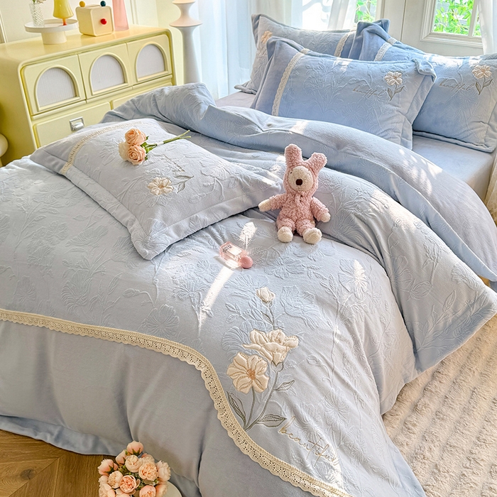 91家纺网 家纺一手货源 找家纺 艾唯希家纺 2025新款韩式牛奶雕花绒工艺全消光立体刺绣公主风四件套-忆江南 忆江南-蓝