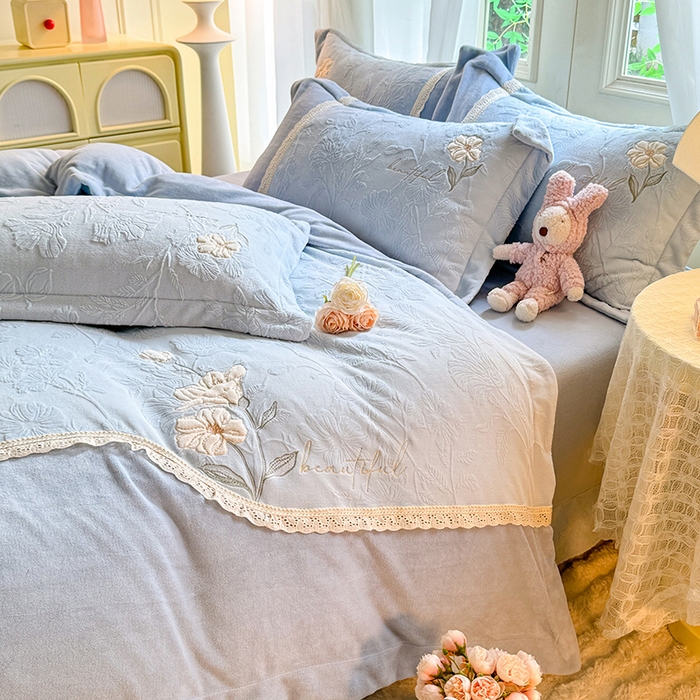 91家纺网 家纺一手货源 找家纺 艾唯希家纺 2025新款韩式牛奶雕花绒工艺全消光立体刺绣公主风四件套-忆江南 忆江南-蓝